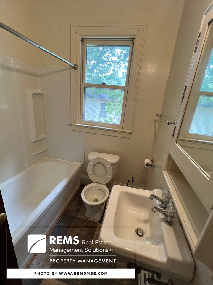 407 2nd St - Photo 4 of 5