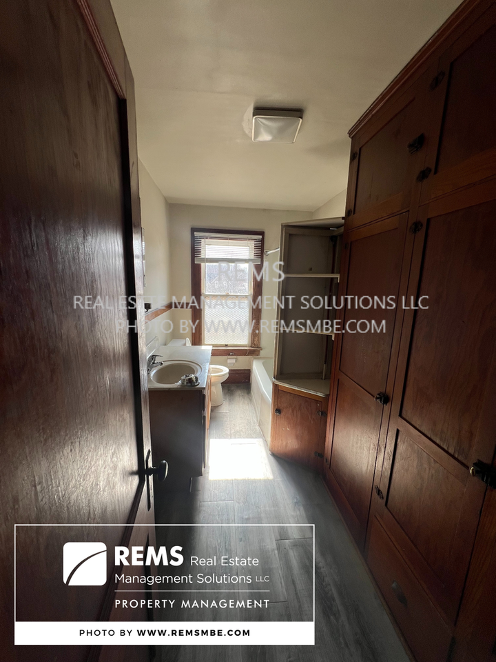 431/437 Clark Street - Photo 2 of 16