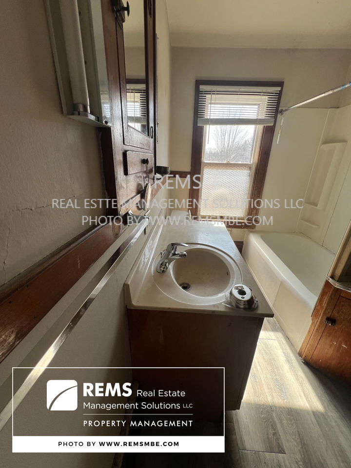 431/437 Clark Street - Photo 3 of 16