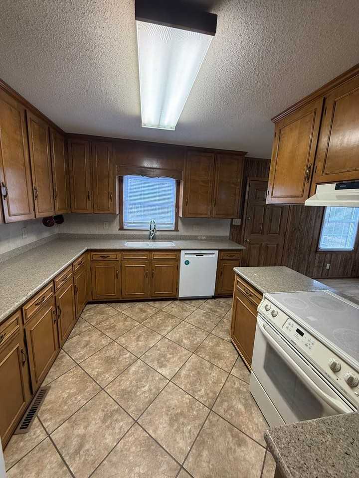 161 Cresent Dr - Photo 3 of 9