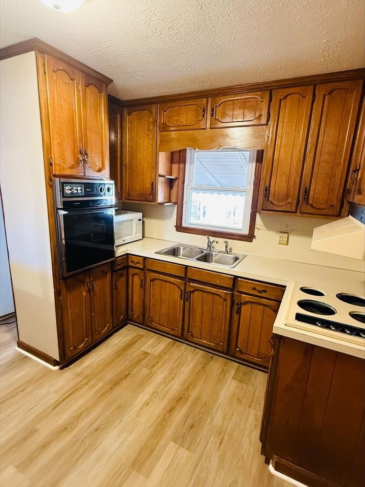 601 E Brown St - Photo 3 of 8