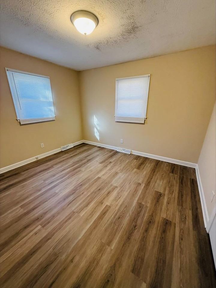 601 E Brown St - Photo 4 of 8