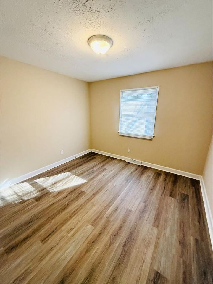 601 E Brown St - Photo 5 of 8