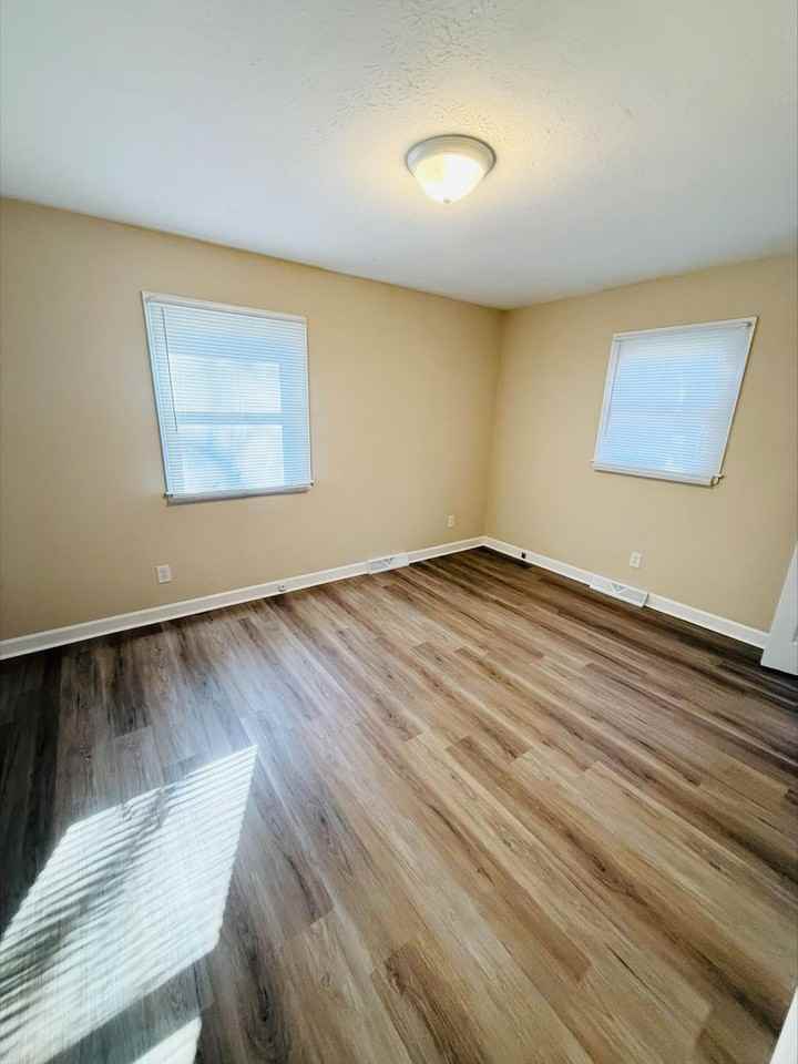 601 E Brown St - Photo 6 of 8