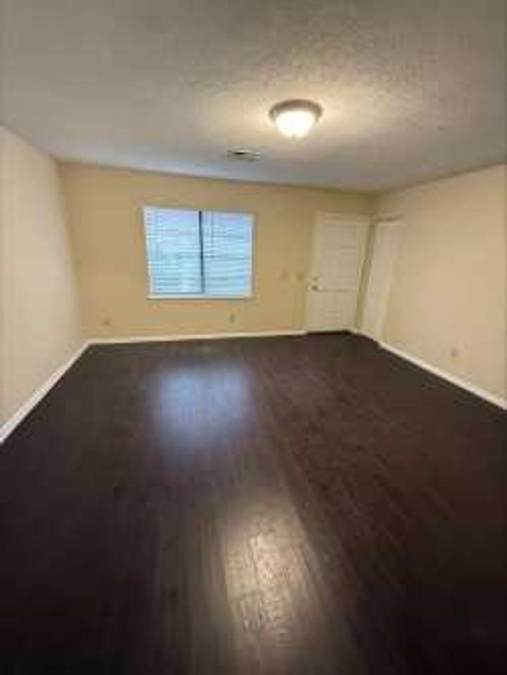 646 Greenfield St #B - Photo 2 of 6