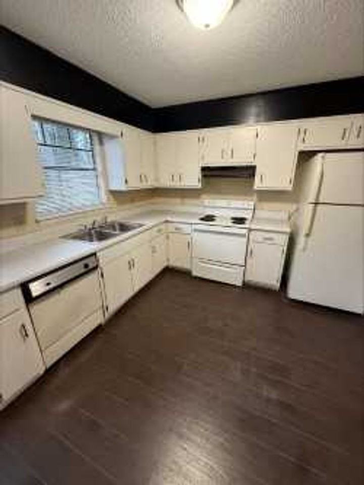 646 Greenfield St #B - Photo 3 of 6