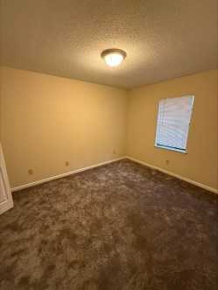 646 Greenfield St #B - Photo 5 of 6