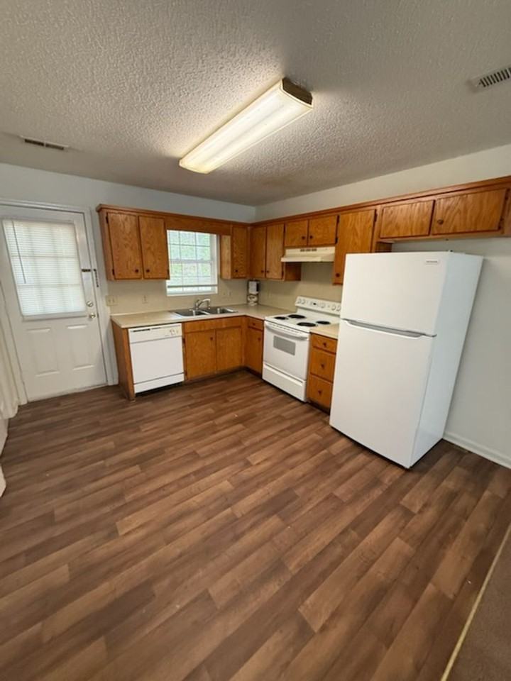 714 Breeze Hill Rd - Photo 2 of 6