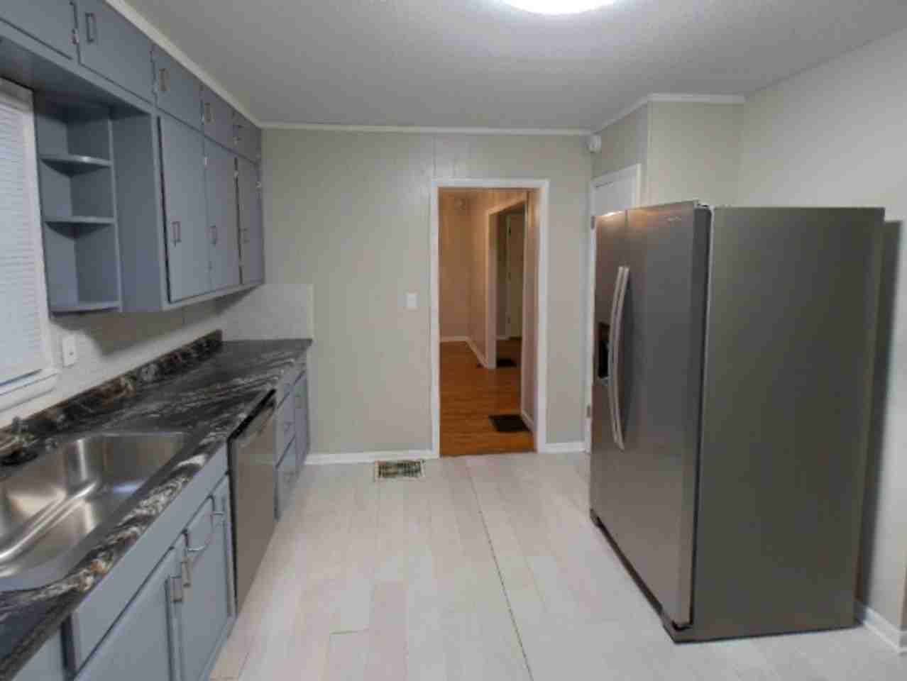 310 E Market St - Photo 7 of 15