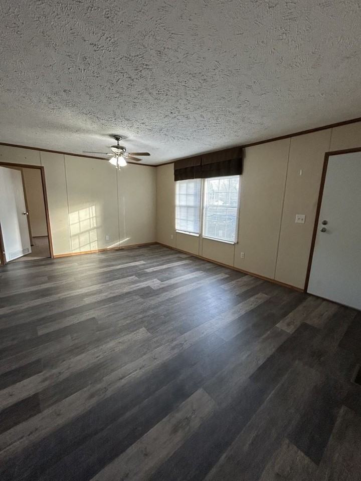 307 E Adams St - Photo 2 of 16