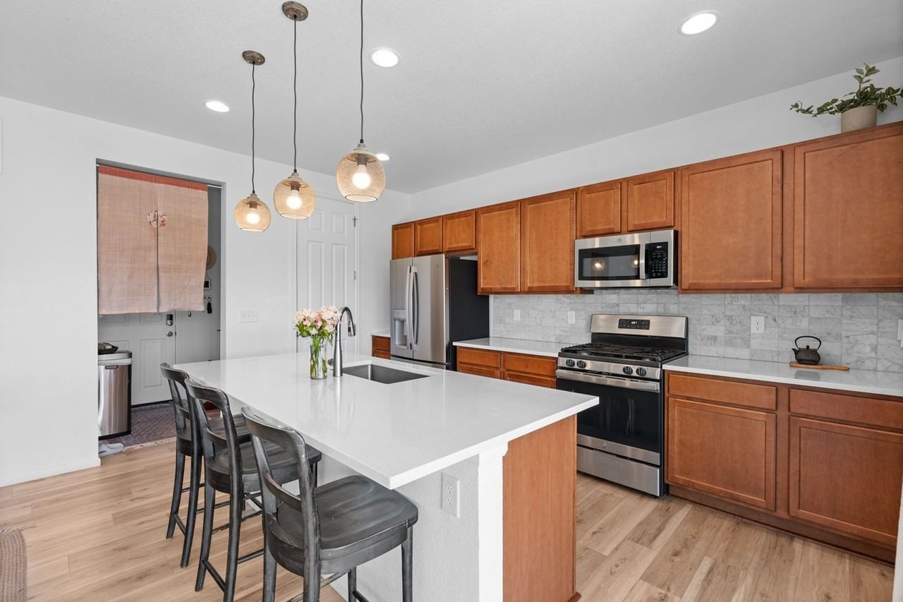 6131 Vickie Ln - Photo 3 of 37