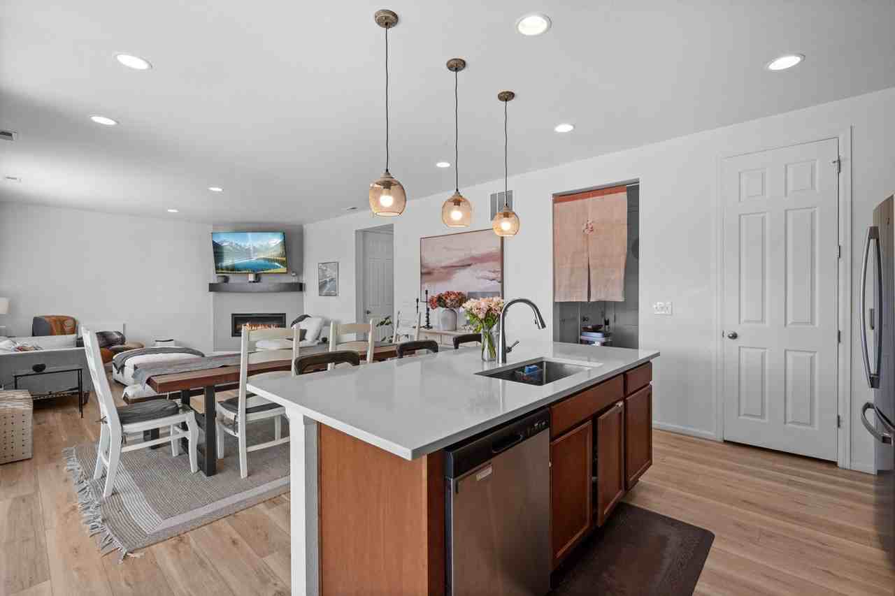 6131 Vickie Ln - Photo 4 of 37