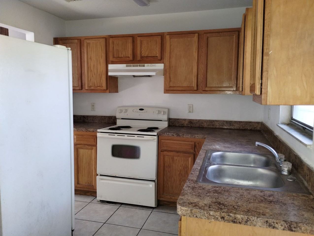 20083 Suncrest Dr - Photo 3 of 12