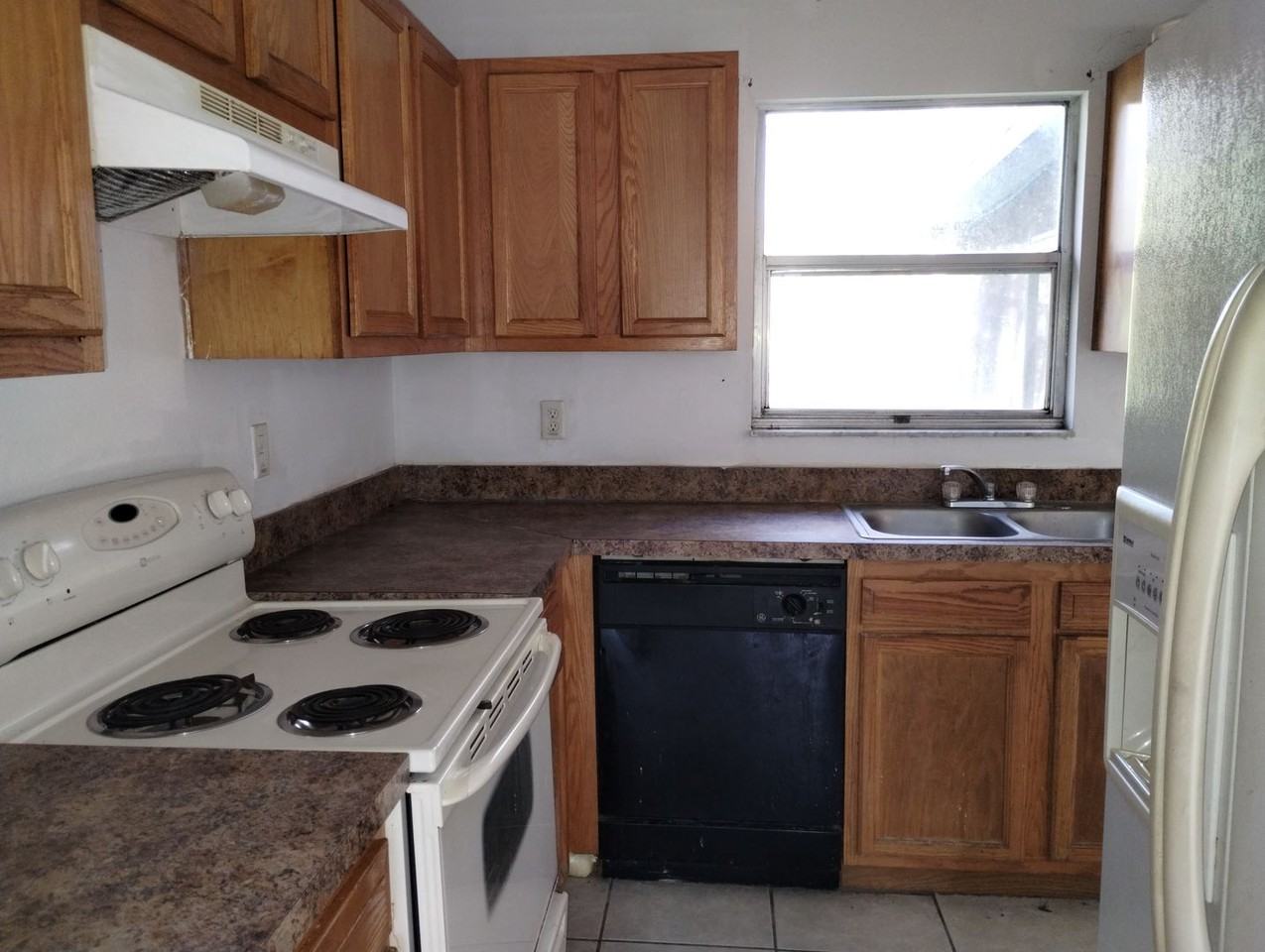 20083 Suncrest Dr - Photo 4 of 12