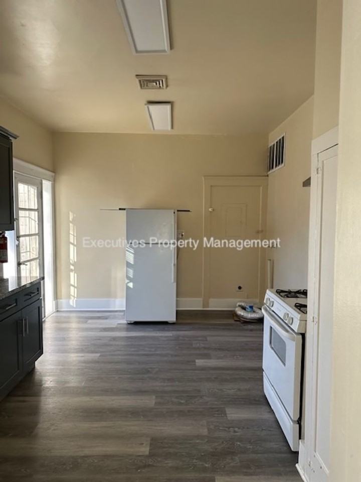 119 E Main St #A - Photo 4 of 8