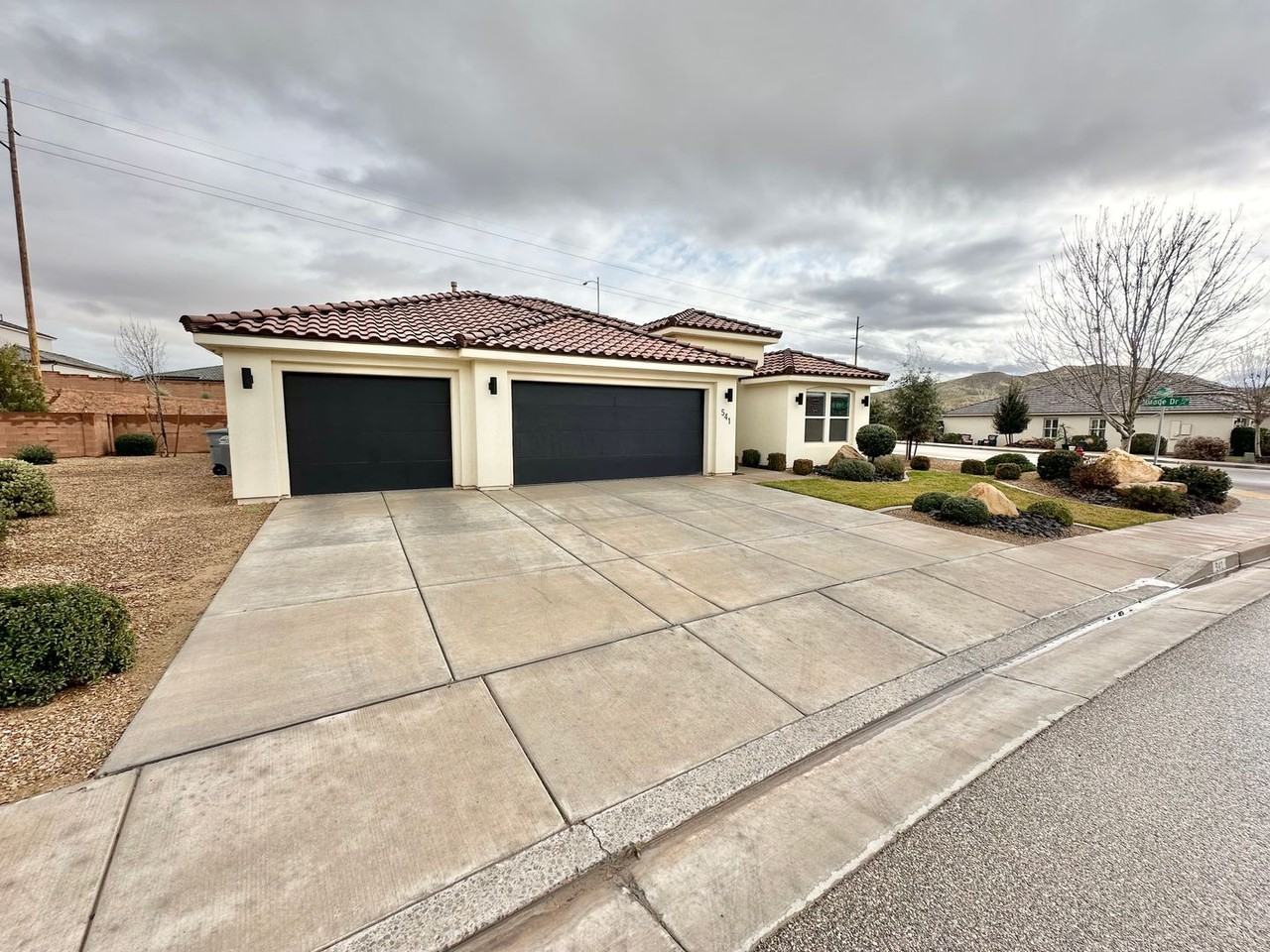 541 S Balancing Rock Dr - Photo 2 of 36