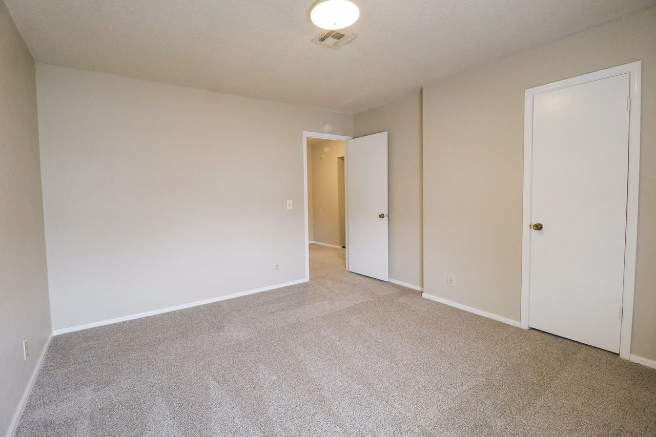 9905 E 22nd St - Photo 3 of 23