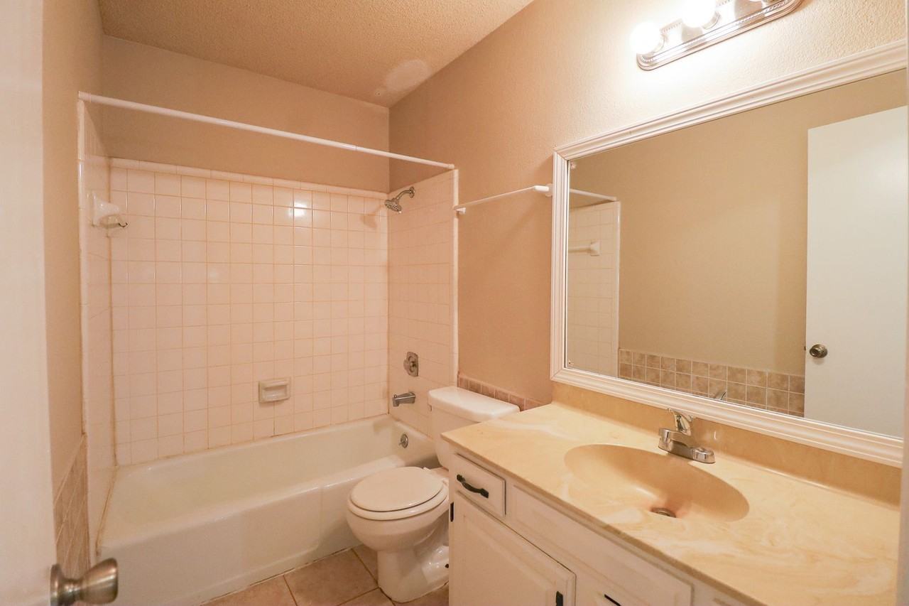 9905 E 22nd St - Photo 5 of 23