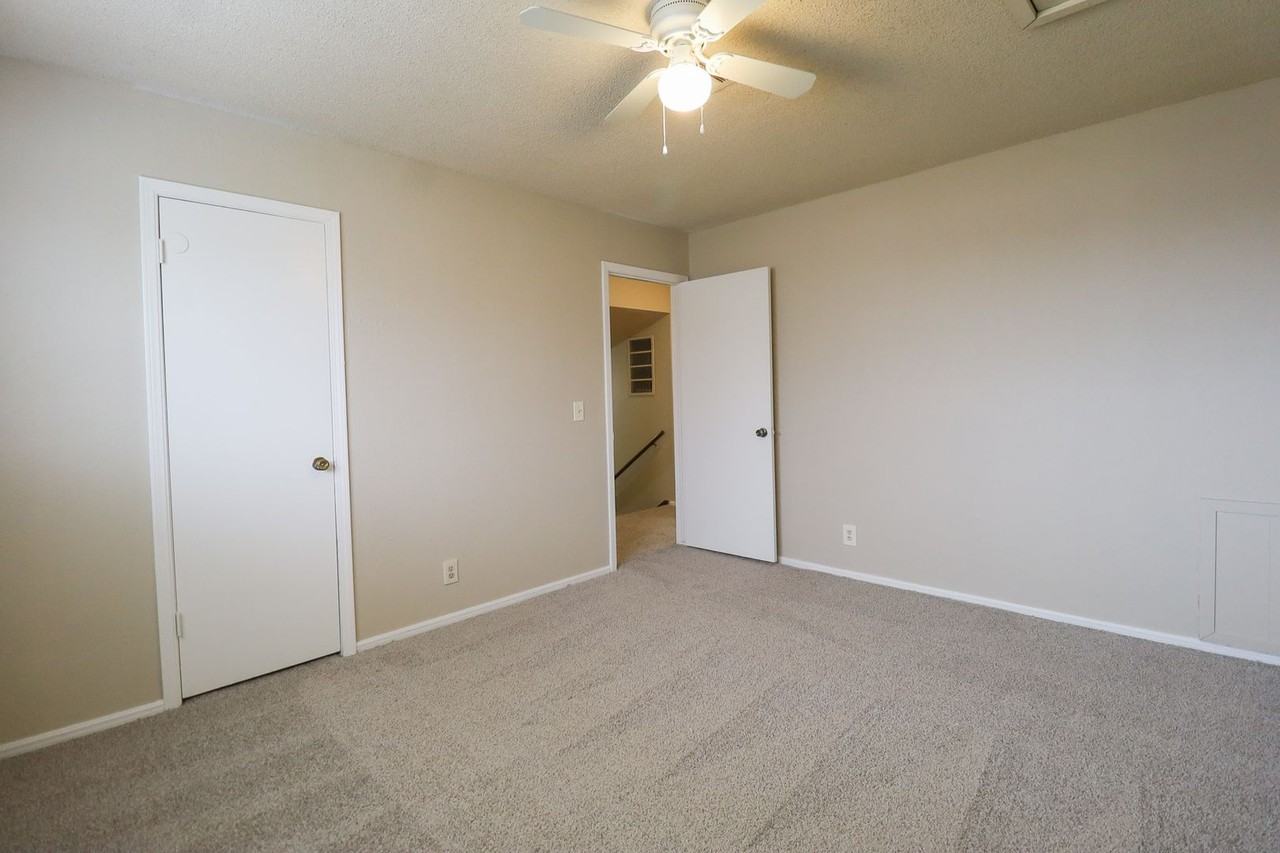 9905 E 22nd St - Photo 6 of 23