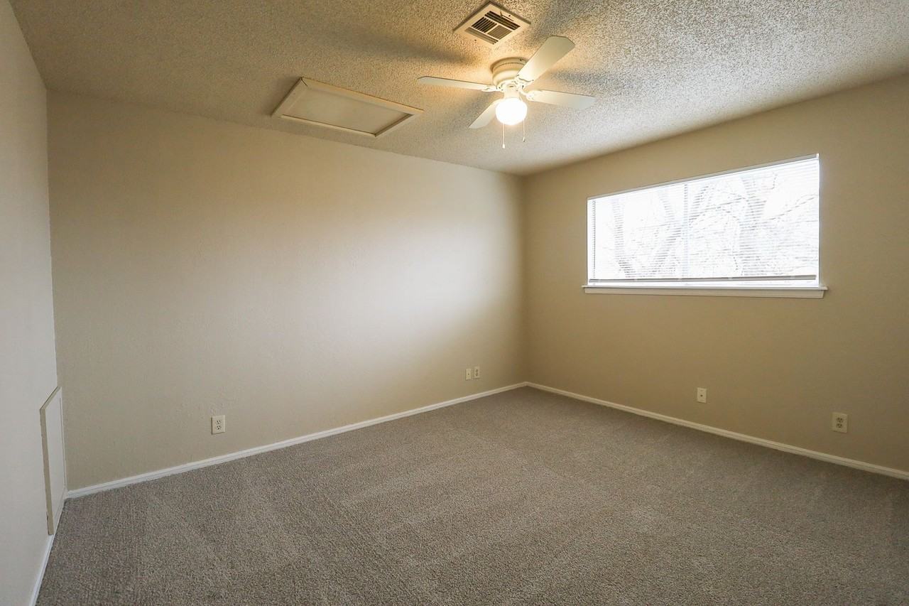 9905 E 22nd St - Photo 7 of 23