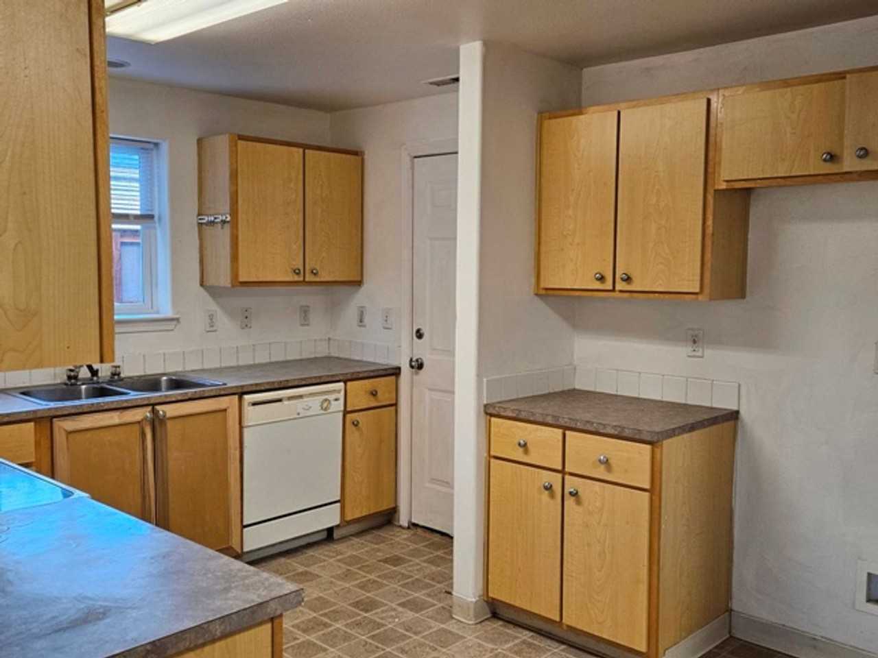 3038 Hollyridge Loop Ne - Photo 3 of 18