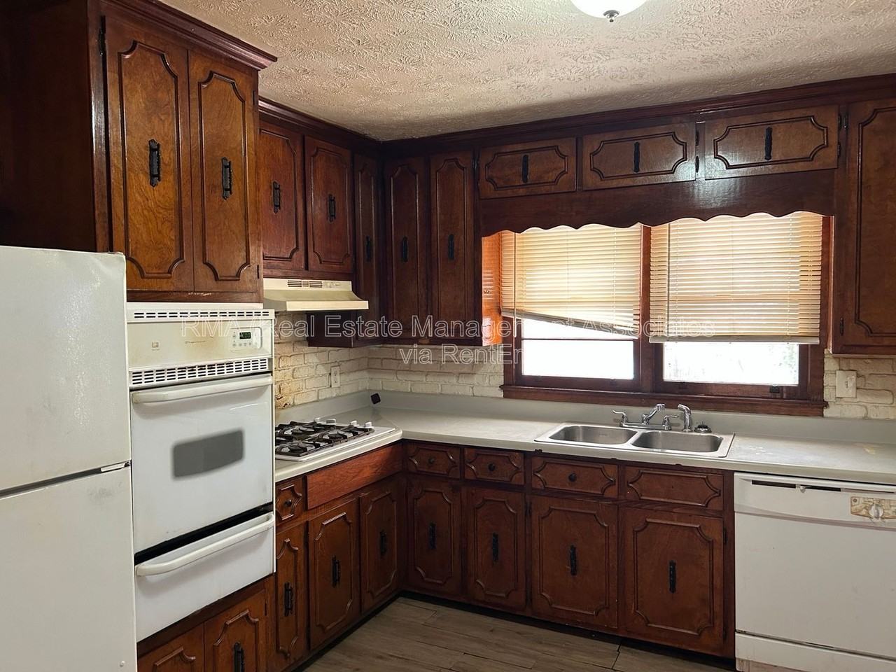 901 Ray St - Photo 2 of 8