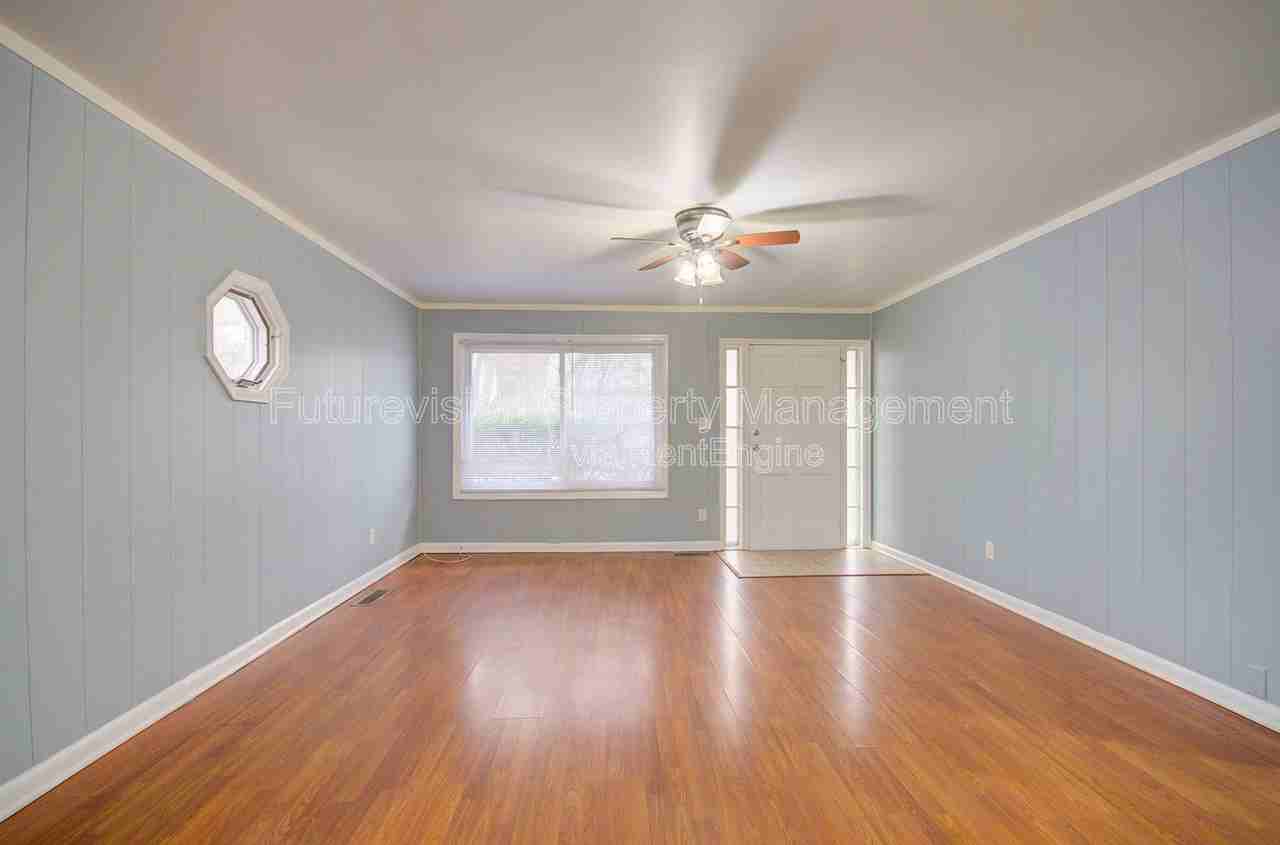 1600 Allen St - Photo 4 of 13