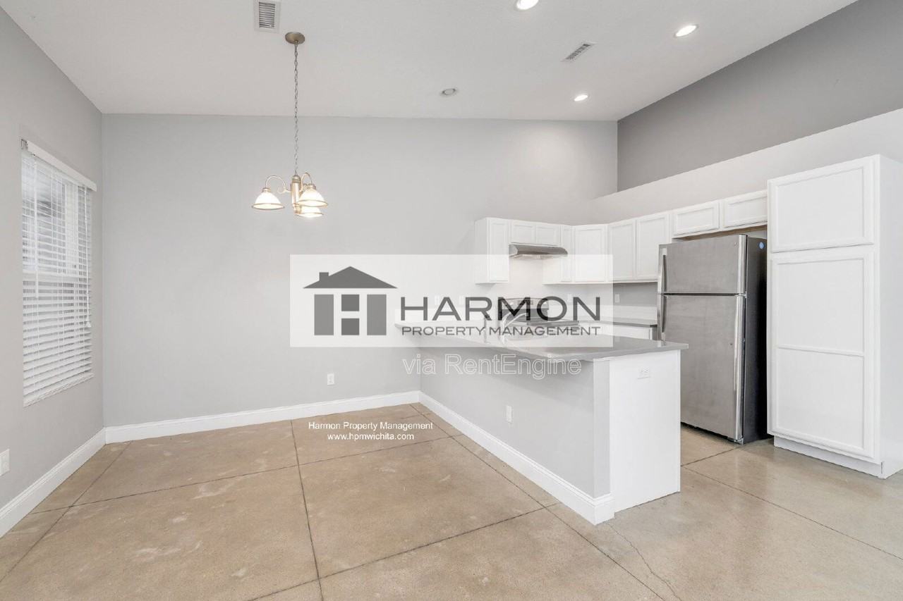 5326 N Hillside Ave #101 - Photo 3 of 14