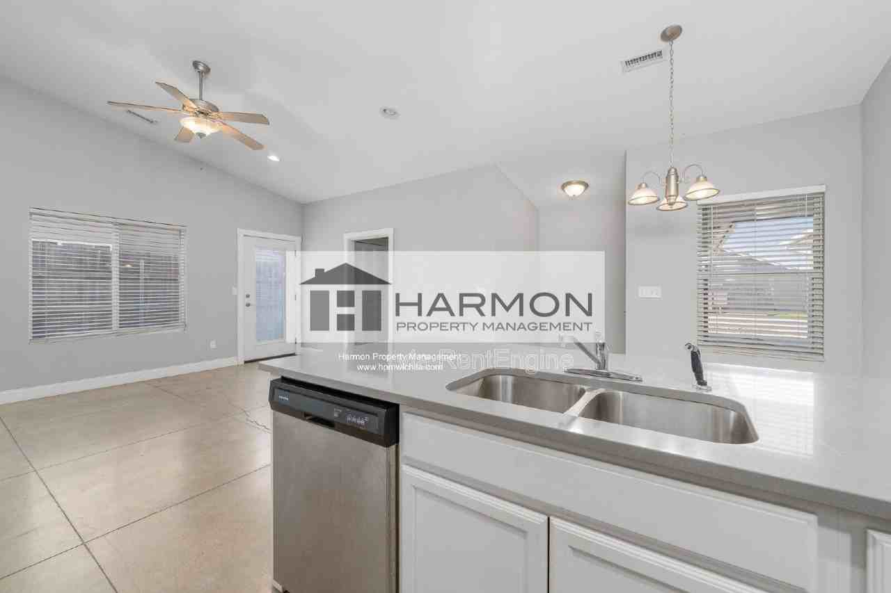 5326 N Hillside Ave #101 - Photo 5 of 14