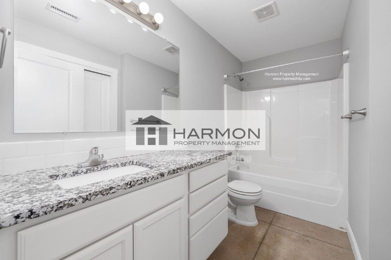 5326 N Hillside Ave #101 - Photo 6 of 14