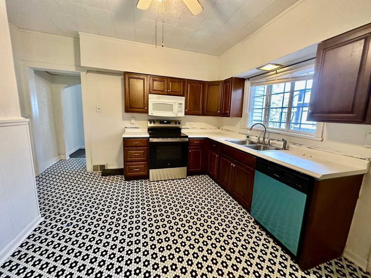 3016 Mary St - Photo 2 of 8