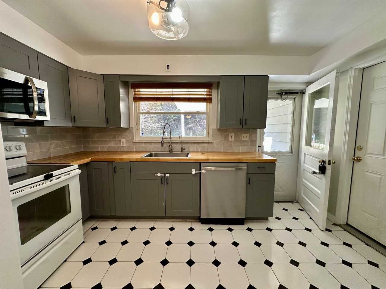 208 Bridge St - Photo 2 of 17