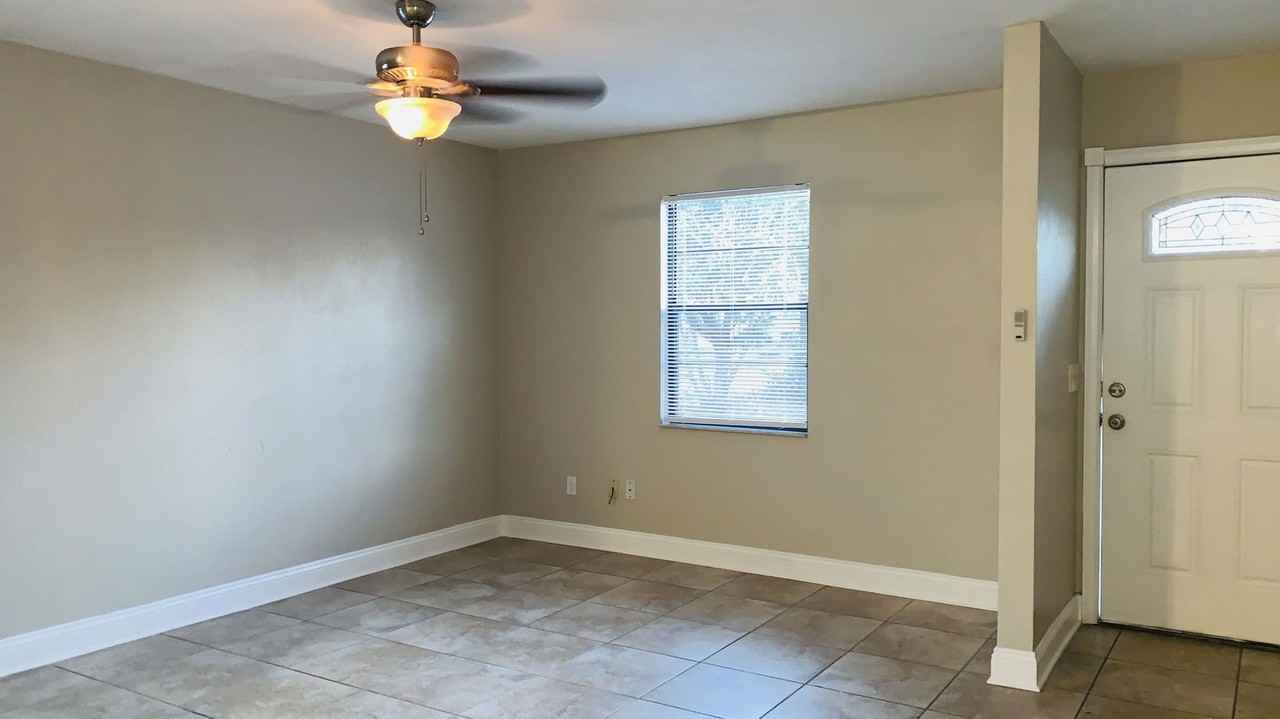 957 Glenwood St - Photo 4 of 18