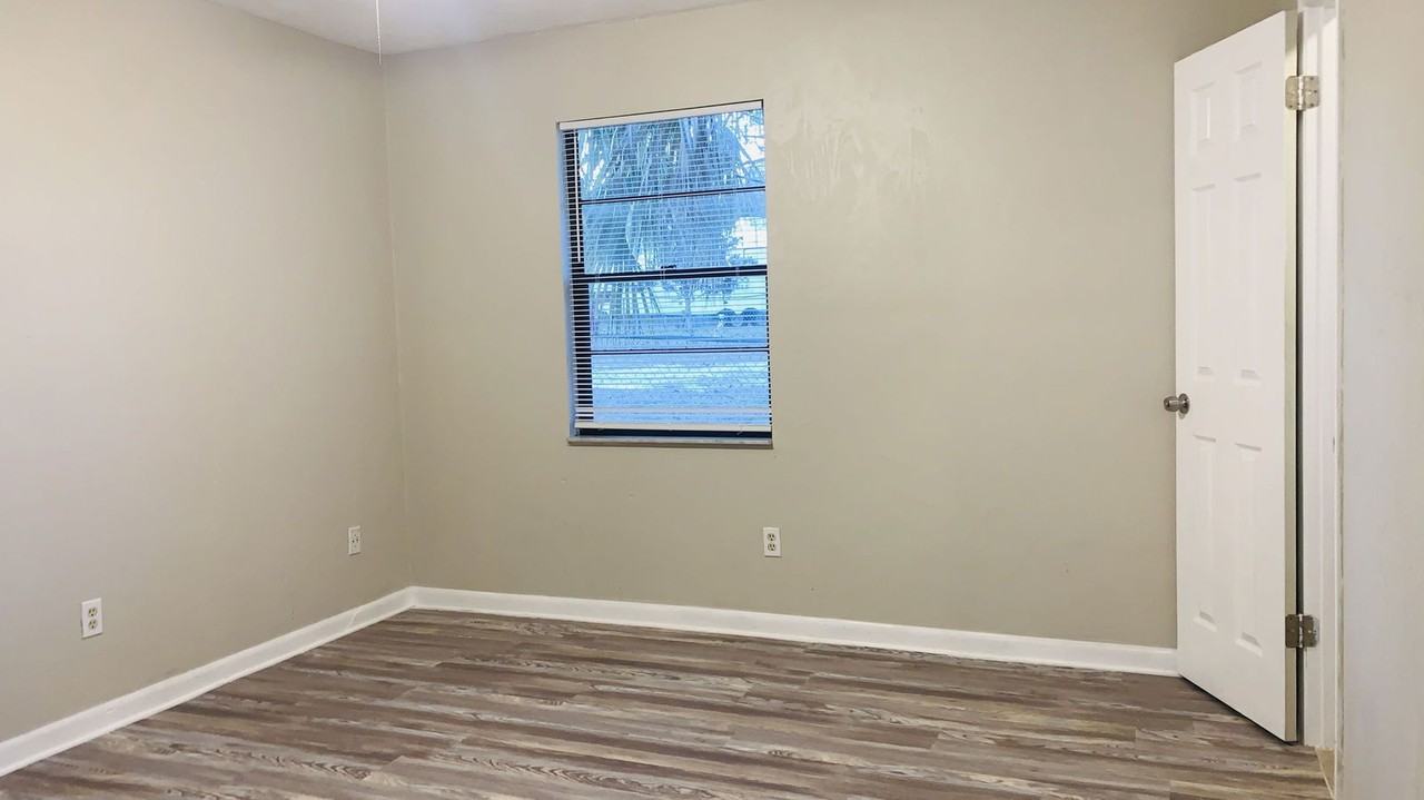 957 Glenwood St - Photo 7 of 18