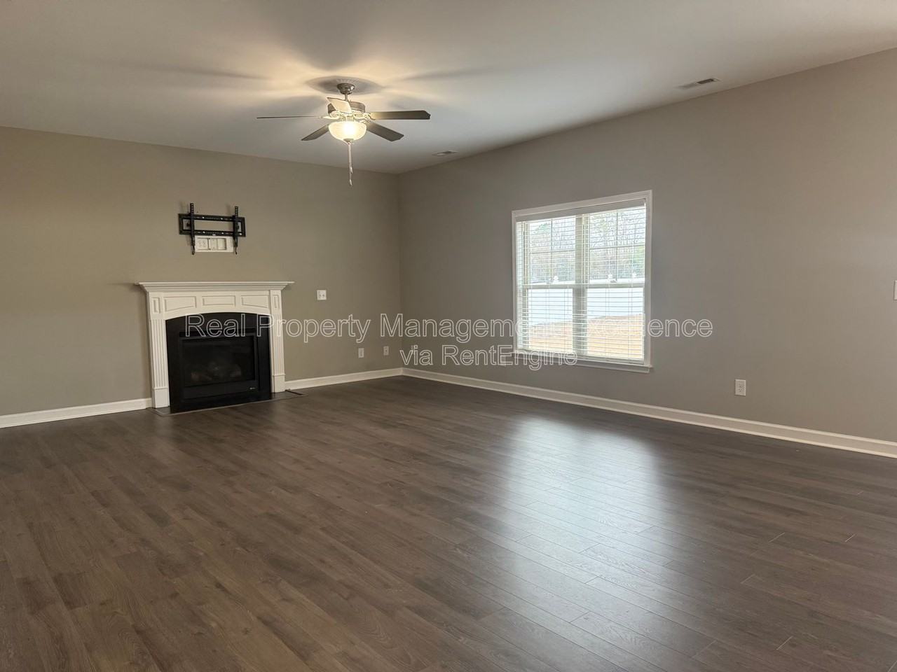 432 Fallingbrook Dr - Photo 3 of 45