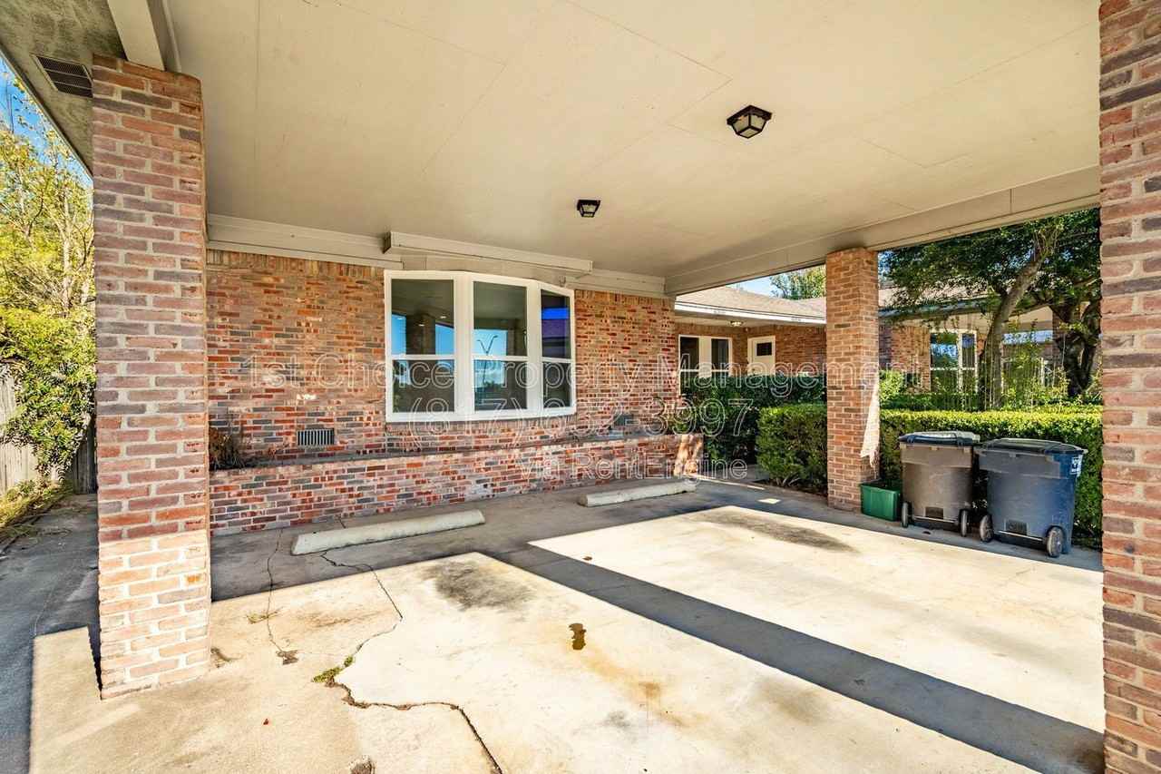 4304 Sw Loop 820 - Photo 2 of 28