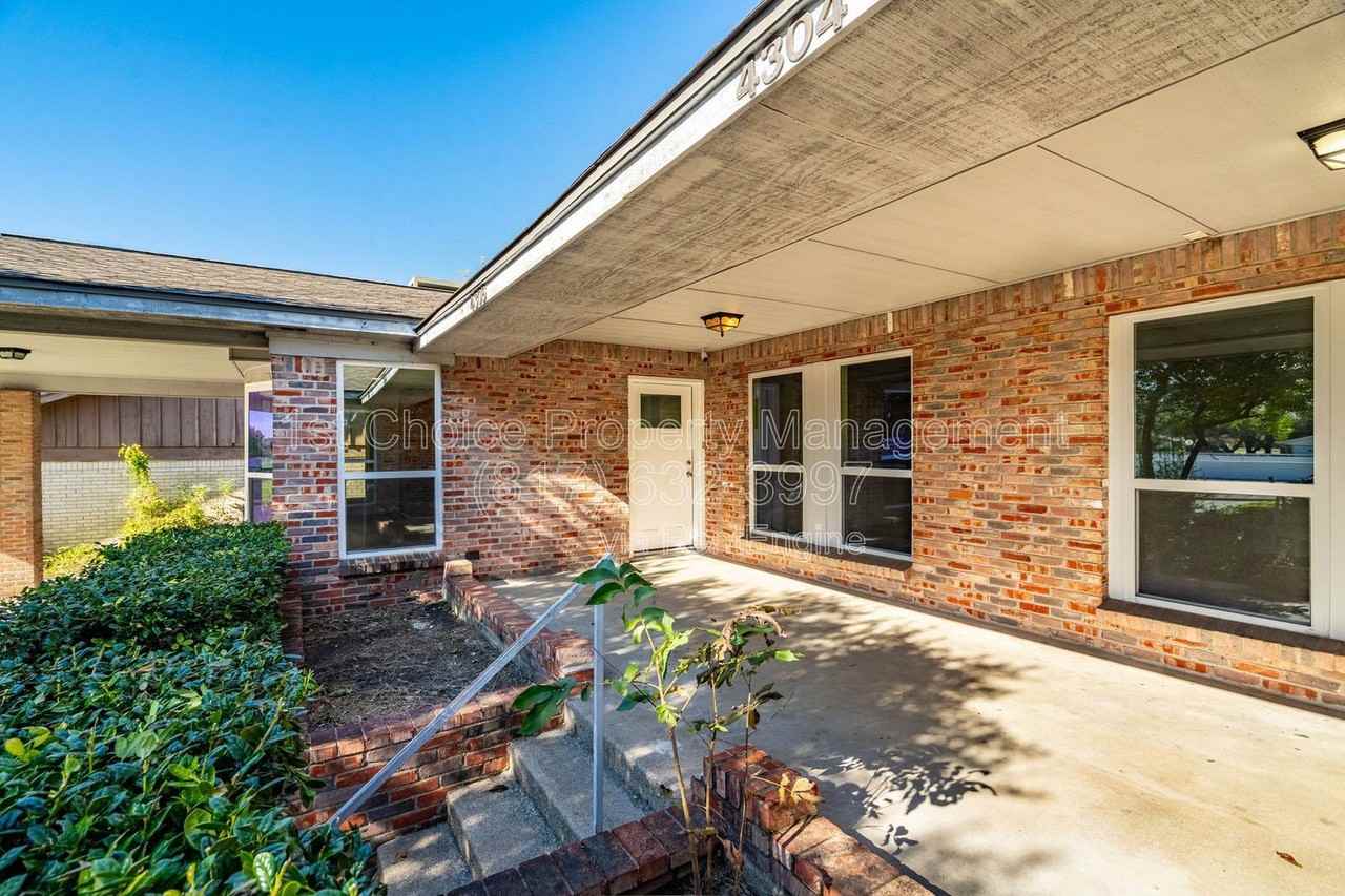 4304 Sw Loop 820 - Photo 3 of 28
