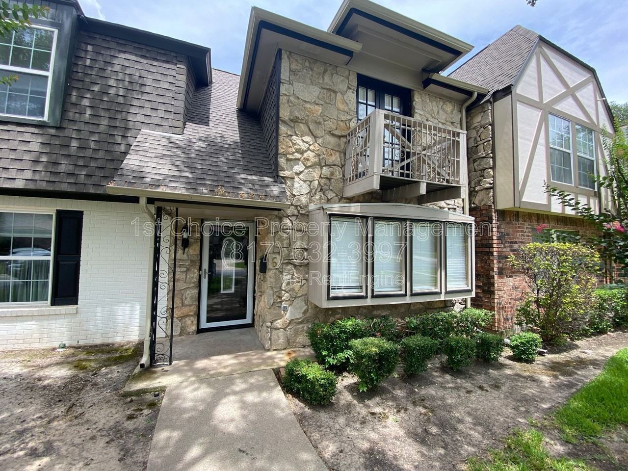 6 One Main Pl - Photo 2 of 28