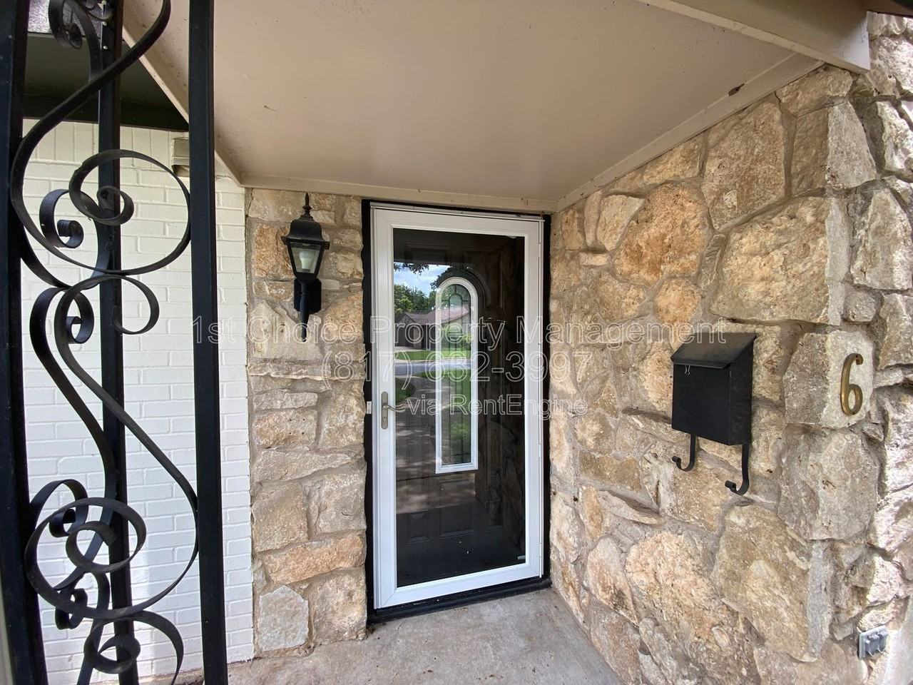 6 One Main Pl - Photo 3 of 28