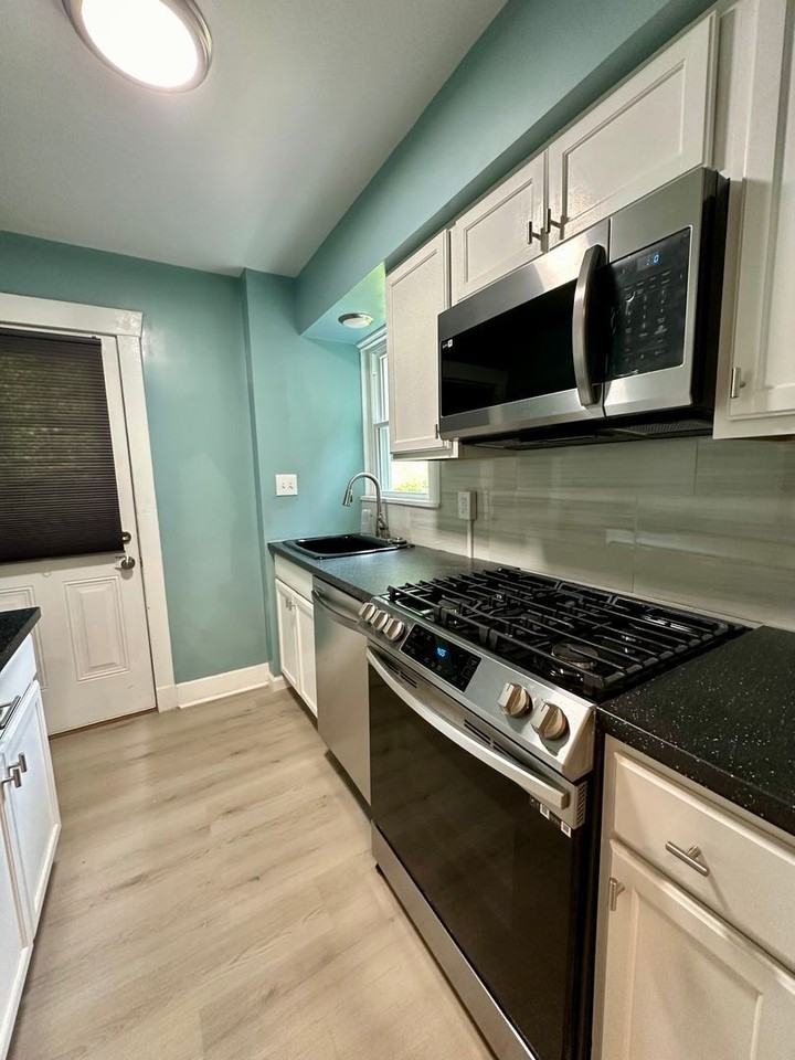 929 Clarissa St - Photo 6 of 18