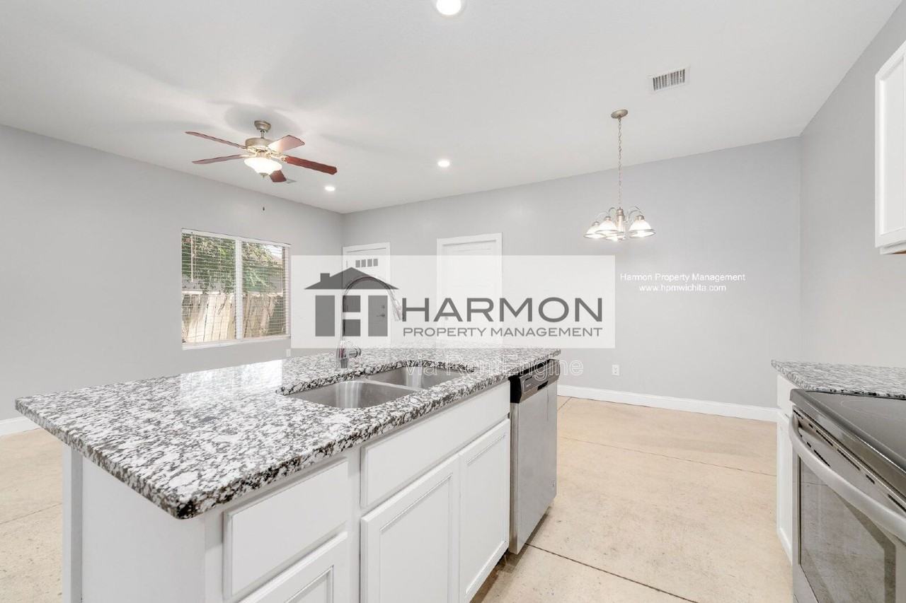 5527 S Handley Ave - Photo 5 of 11