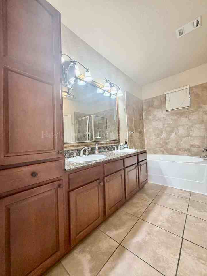 909 Charo Pkwy #1032 - Photo 5 of 19