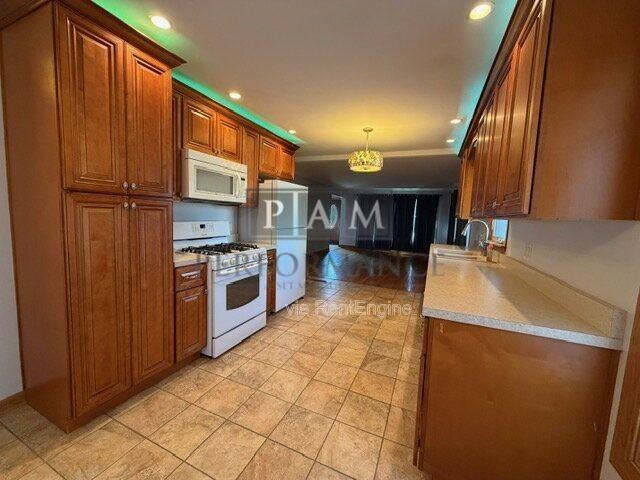 9229 27th Ave - Photo 5 of 31