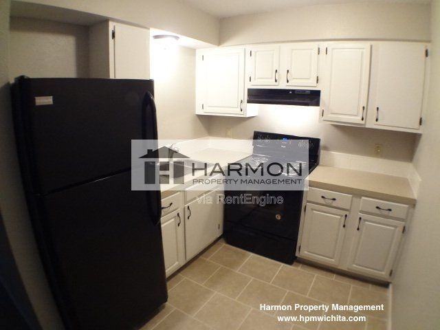 925 S Main St #8 - Photo 3 of 4