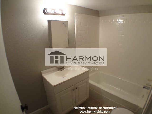 925 S Main St #8 - Photo 4 of 4