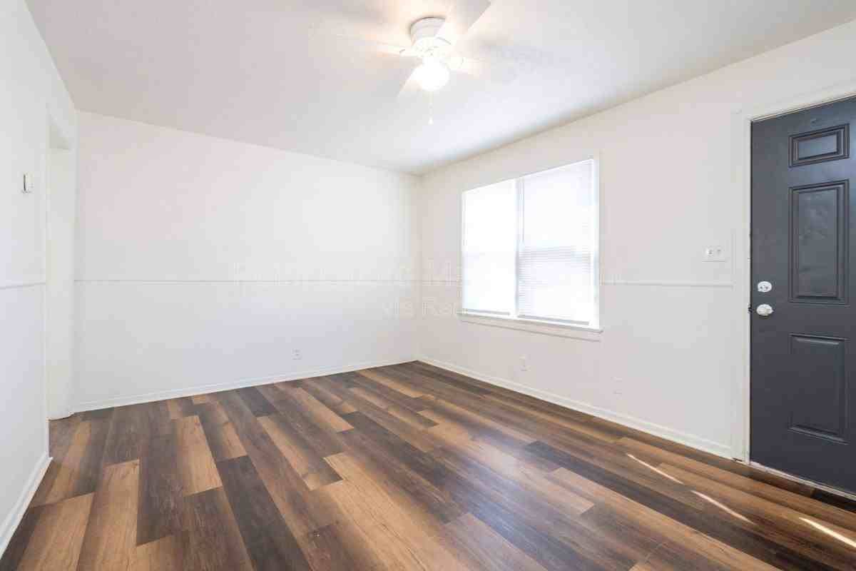 524 S Saint Paul St - Photo 3 of 10