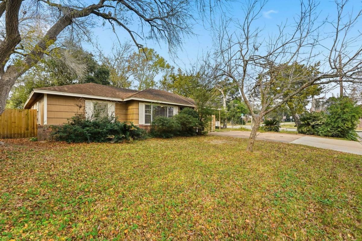 1759 S Park Dr - Photo 2 of 10