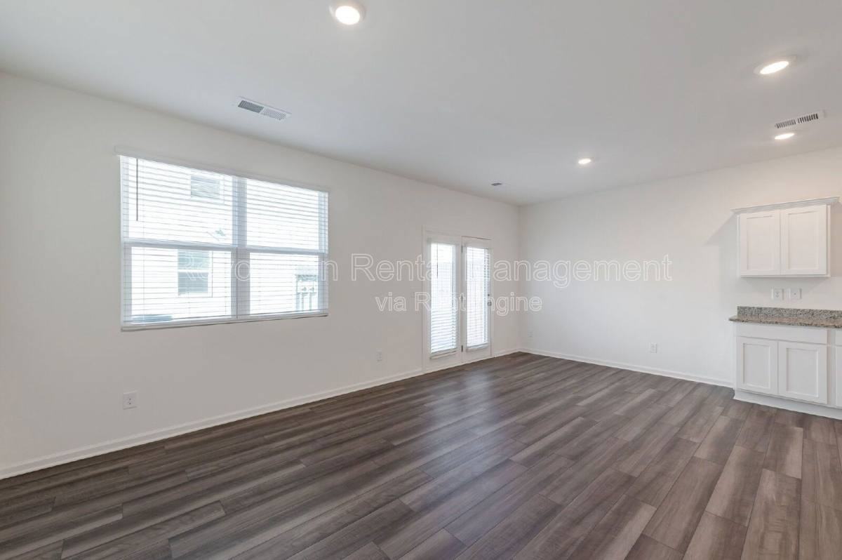 205 Fenchurch Way - Photo 3 of 10