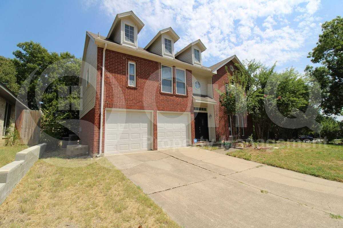 1106 Hyde Park Dr - Photo 2 of 10