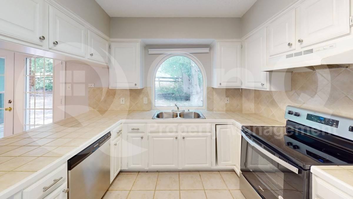1106 Hyde Park Dr - Photo 3 of 10